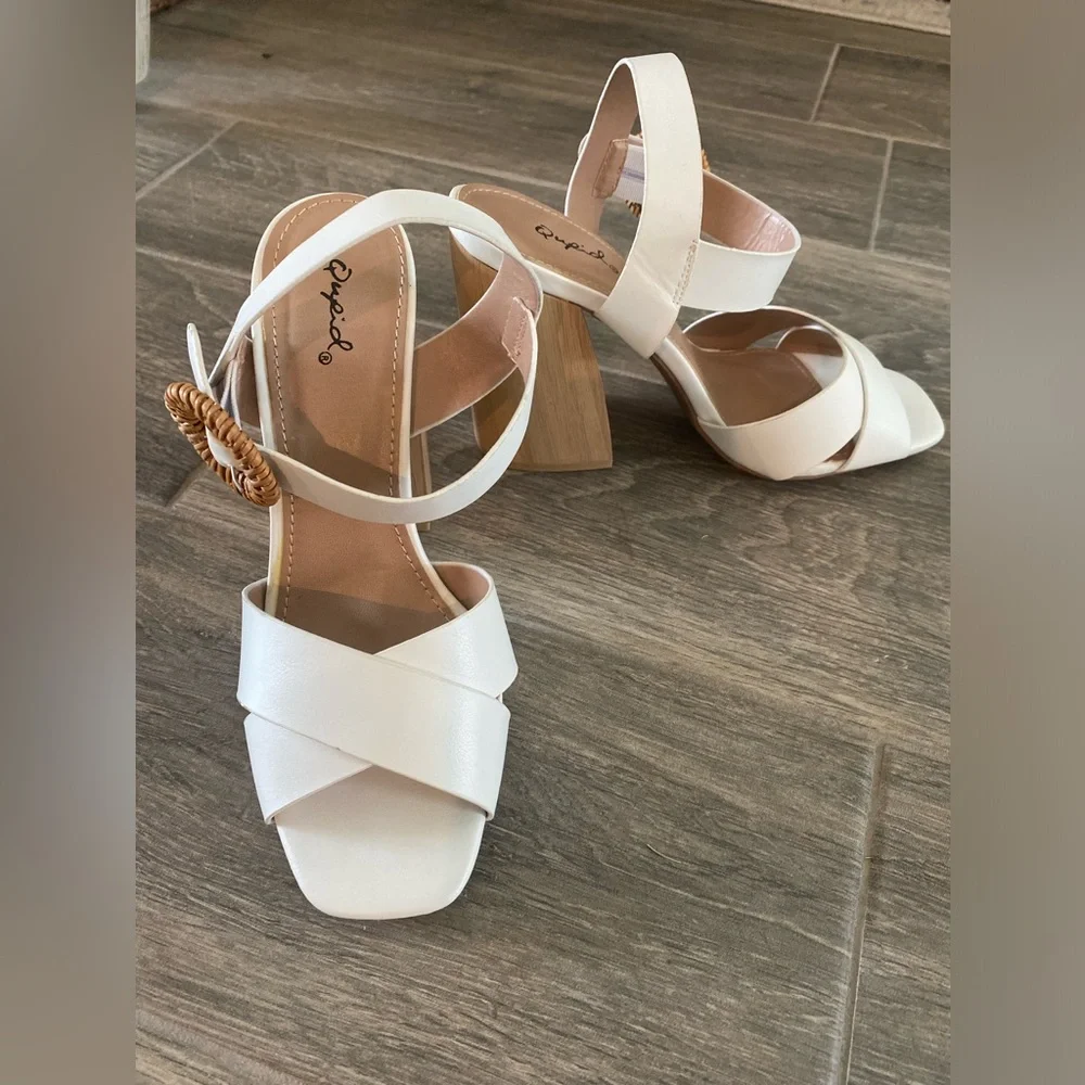 WHITE CHUNKY HEEL SANDAL HEELS Wicker Buckle Strap CUTE!